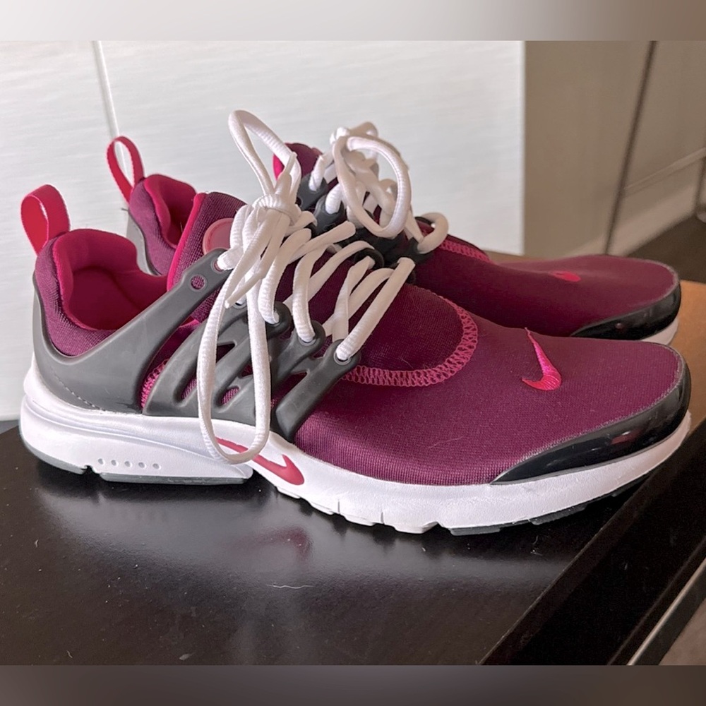 Size 7 Nike Running Shoes